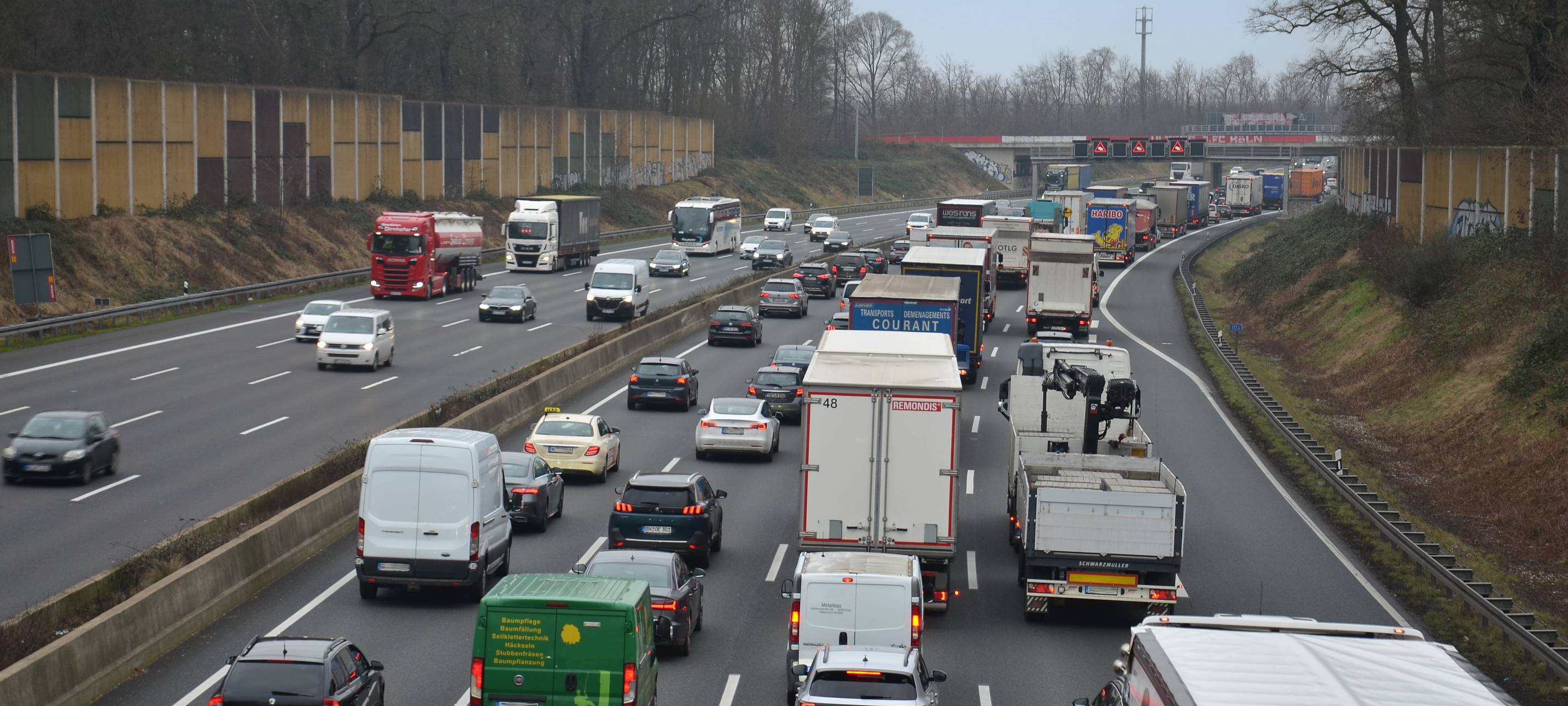 Ferienstart: Volle Straßen und längere Wartezeiten am