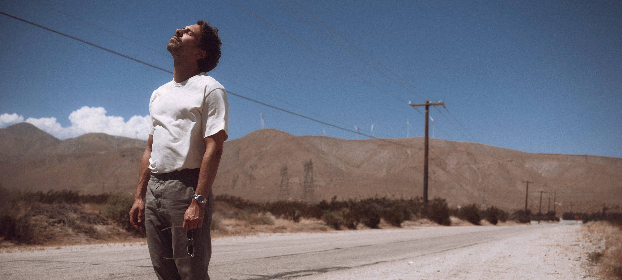 Max Giesinger steht auf einer Straße