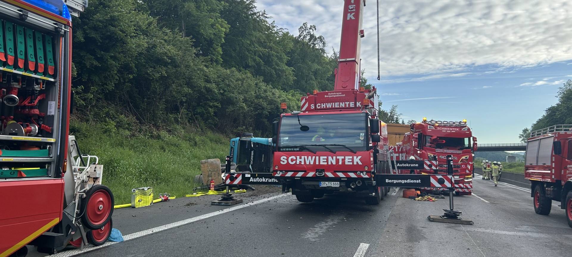 A1 gesperrt - Schweinetransport bei Wermelskirchen umgekippt