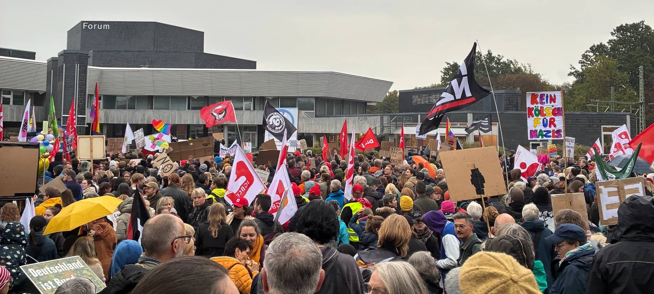 Leverkusen: Großdemo gegen Hass und Hetze läuft friedlich